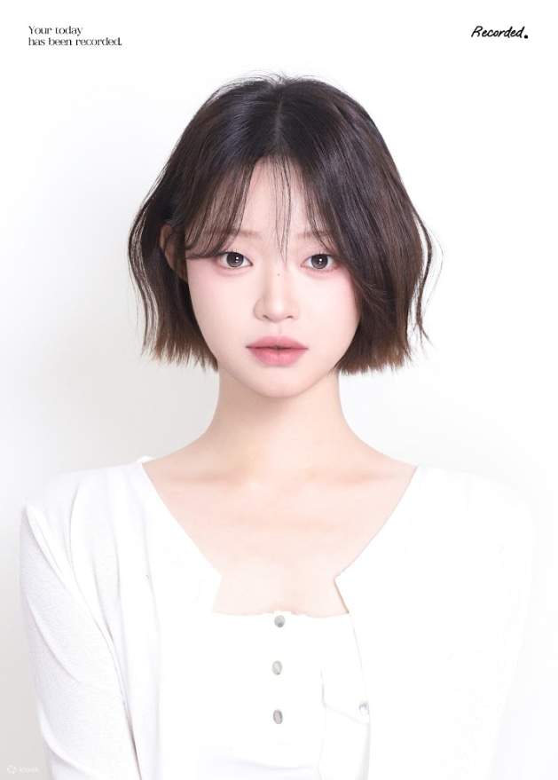 ที่ In Recorded คุณสามารถถ่ายเซลฟี่ได้โดยใช้รีโมทคอนโทรลในห้องส่วนตัว สามารถเปลี่ยนสีพื้นหลังได้ตามต้องการ และใช้สีเหล่านั้นเป็นสีประจำตัวของคุณได้ รูปภาพของคุณจะได้รับการรีทัชอย่างละเอียดแบบ 1:1 โดยนักรีทัชมืออาชีพ