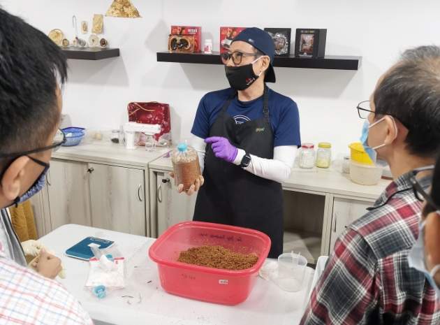 참가자들에게 이야기하는 진행자