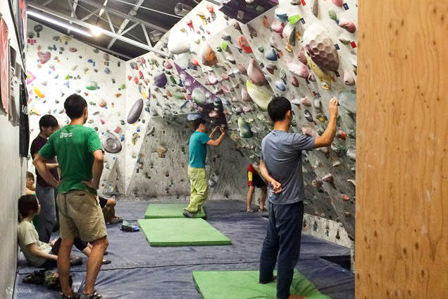 Japanese rock shop climbing shoes