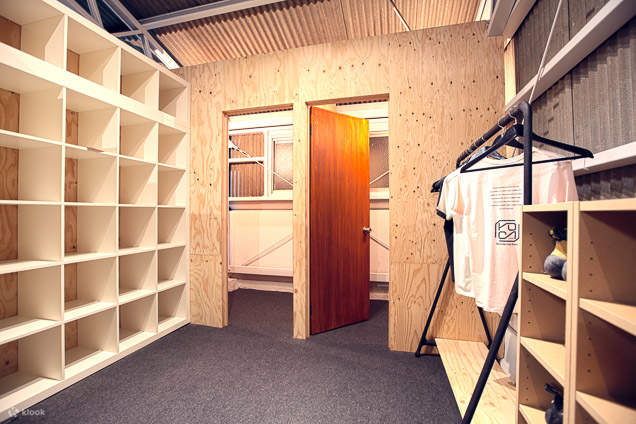 loker dan penyangkut kosong