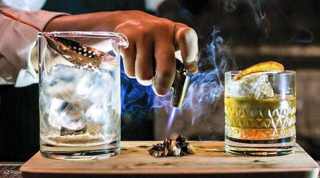 Cocktail sesuai pesanan di Rabbit Hole di Thonglor