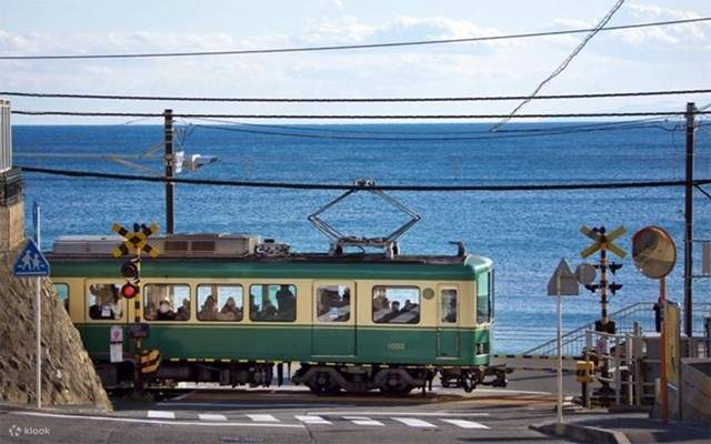 train in enoshima