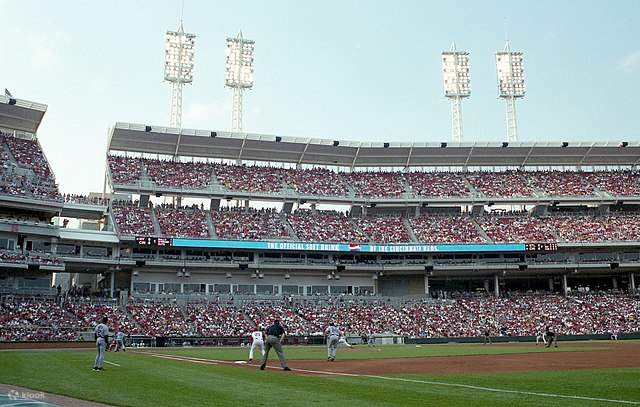 Imprégnez-vous de l'atmosphère animée du stade de baseball avec des milliers de fans passionnés des Reds.
