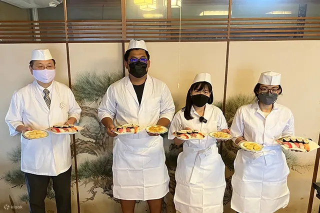 一群朋友正在上烹饪课