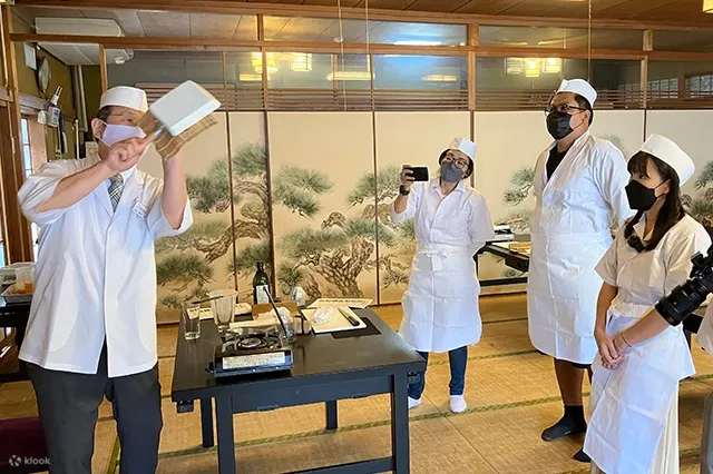 一群人向厨师学习如何做饭