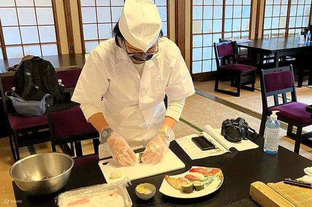 一个男人在做饭