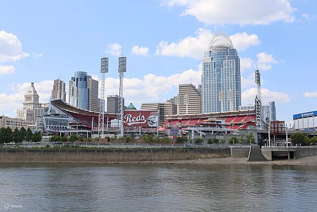 Captura fotos memorables alrededor de las características icónicas del estadio y el telón de fondo panorámico de la orilla del río.