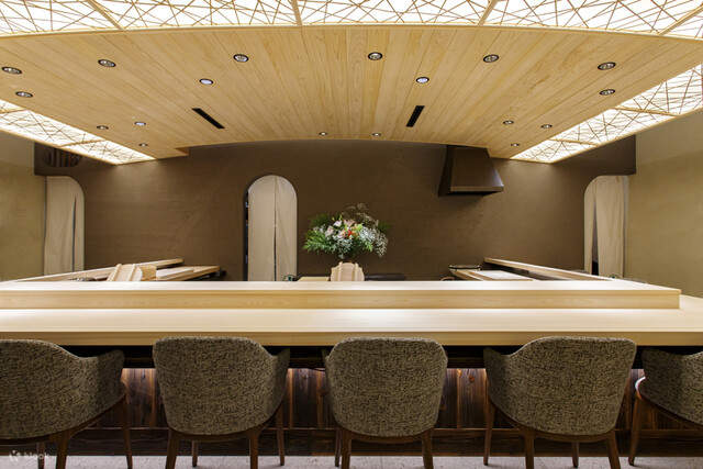 Di toko yang hanya memiliki konter, Anda dapat merasakan keahlian pengrajin tepat di depan mata Anda.