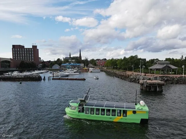 乘坐太阳能船游览夏洛特敦港，欣赏热闹的音乐和海岸美景
