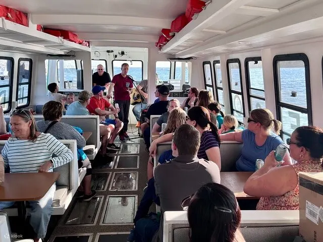 在游轮上舒适地用餐，欣赏海滨美景，分享快乐时光