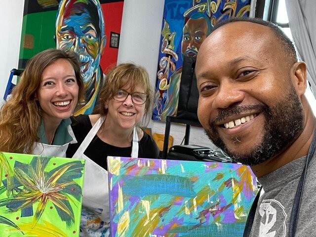 パレットナイフを使って抽象的な傑作を生み出す楽しさに、きっと夢中になるでしょう。