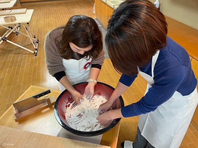 Preparazione di Soba di Kagoshima con Ingredienti Locali