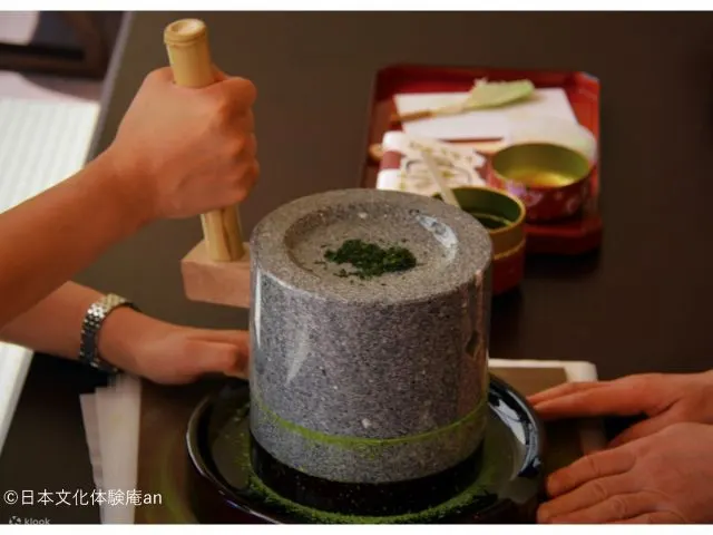 我们使用单一产地的特殊抹茶。
