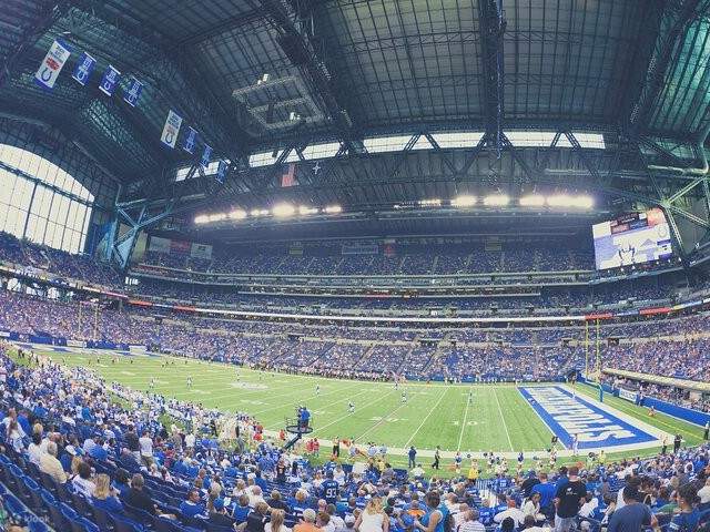 เกมอเมริกันฟุตบอล อินเดียนาโพลิส โคลท์ส (Indianapolis Colts Football Game) ที่สนามกีฬาลูคัส ออยล์ (Lucas Oil Stadium)