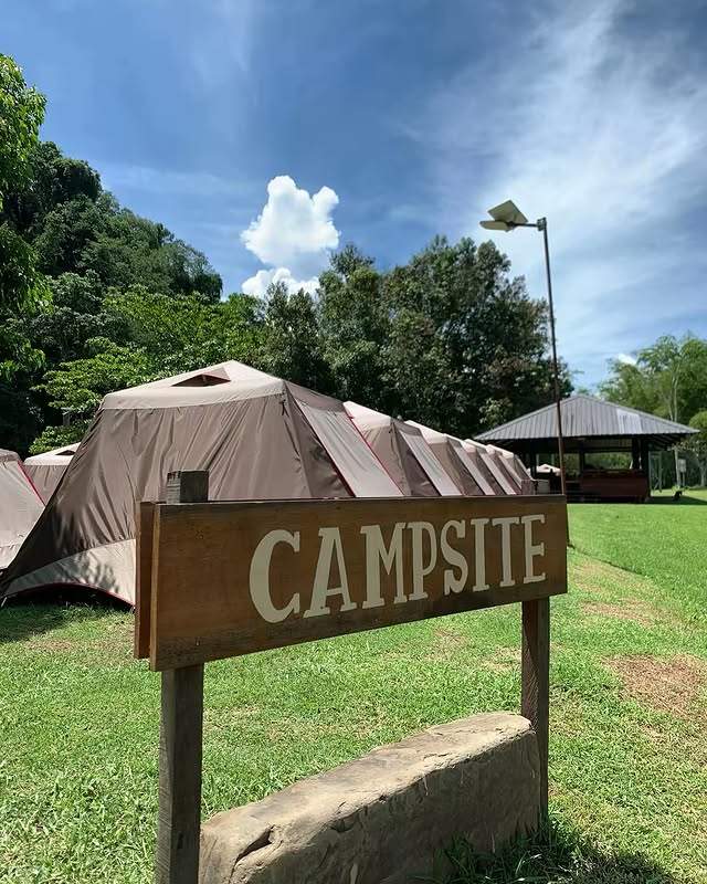 grupo de personas en tierra con balsas de río