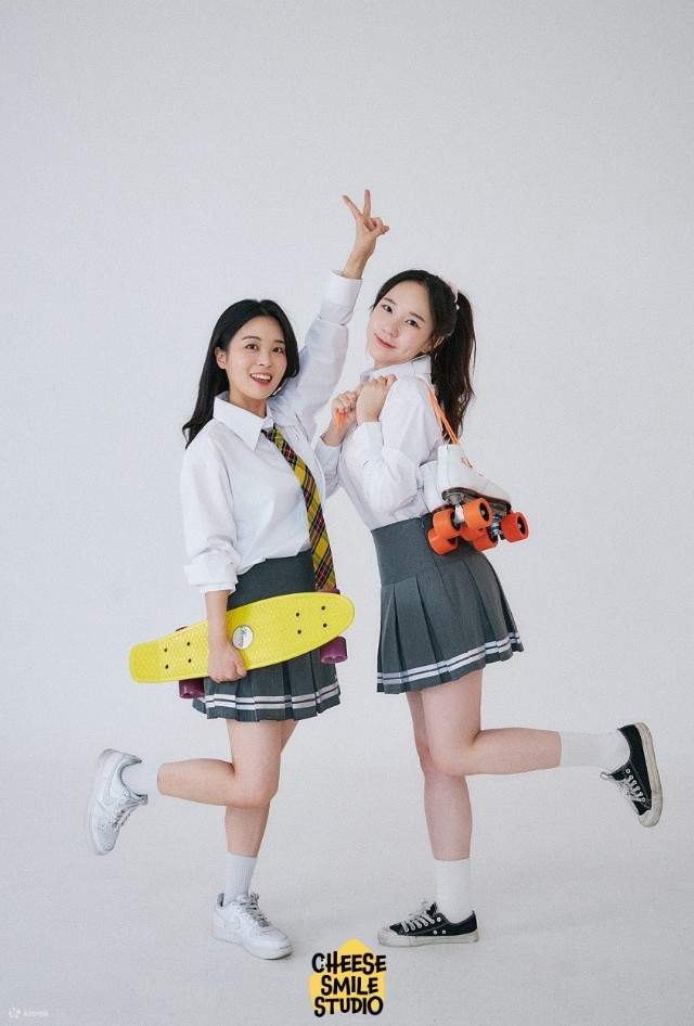 在摄影棚里，一群女孩吹着泡泡糖，露出灿烂的笑容，一起拍摄欢乐的写真