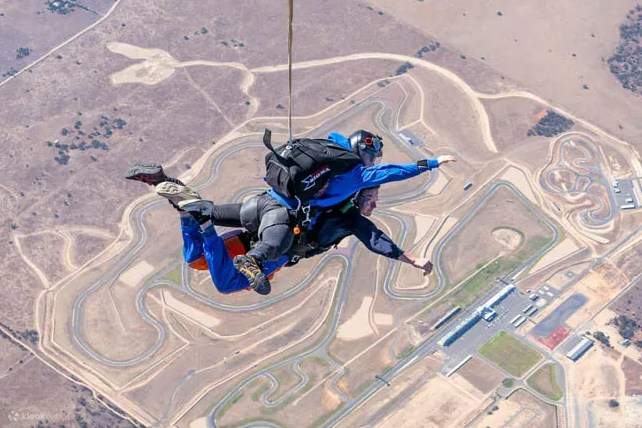 アデレードのベンド モータースポーツ パークでスカイダイビング