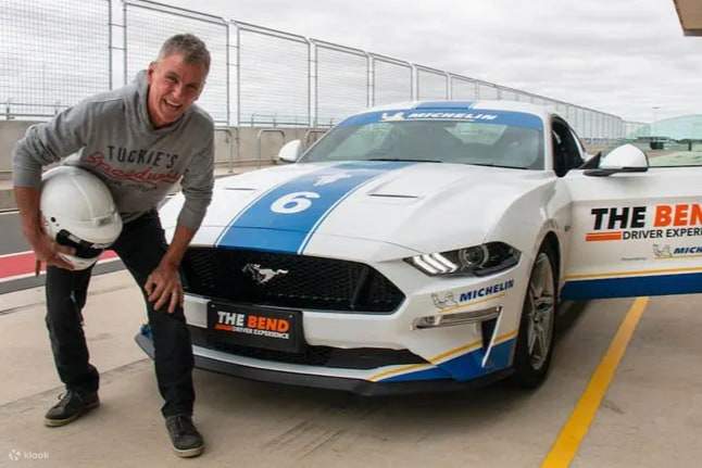 アデレードのベンド モータースポーツ パークでスカイダイビング