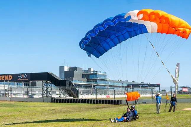 アデレードのベンド モータースポーツ パークでスカイダイビング