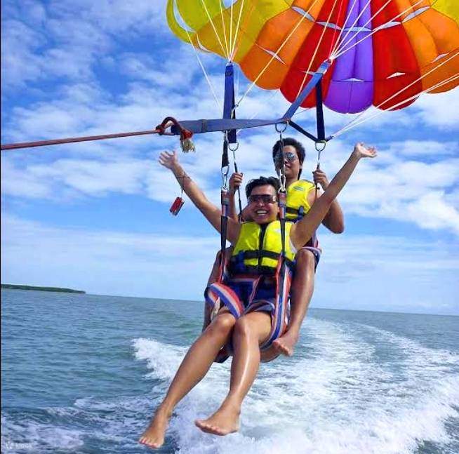 ผจญภัยสุดระทึกกับการเล่นพาราเซลลิ่งที่ หาดป่าตอง