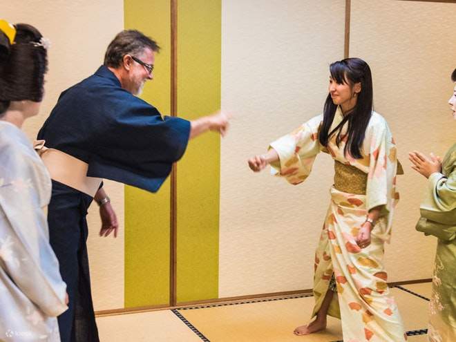 jouer à un jeu avec une Geisha