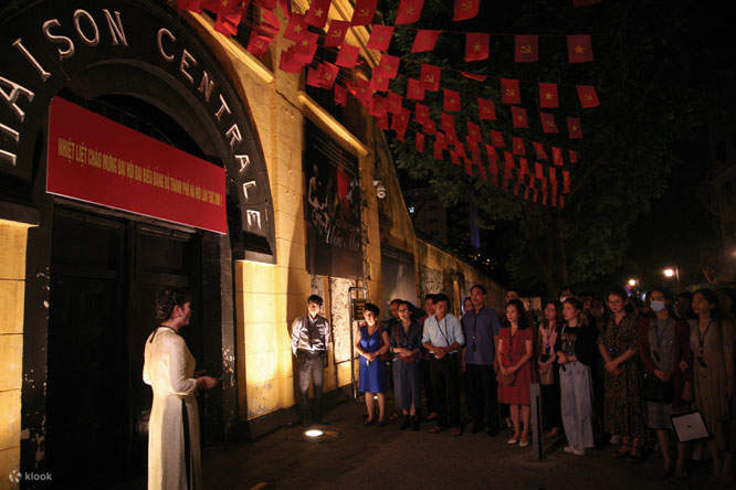 Tour "Đêm Thiêng Liêng" tại Di Tích Nhà Tù Hoả Lò - Klook Việt Nam