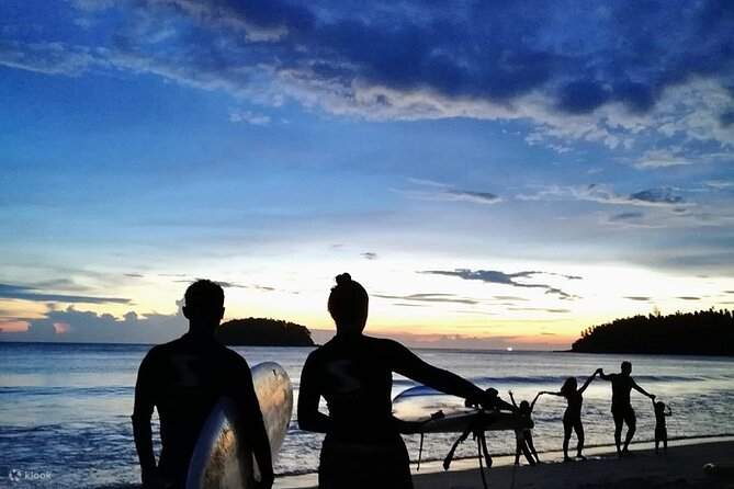 Lướt sóng dưới bầu trời xanh