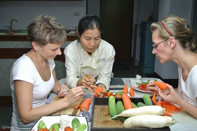 Kom-Kom 11pc Garnishing Set & Step-by-Step Fruit Carving Book » Temple of  Thai