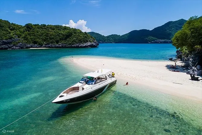 Hopping into the Angthong National Marine Park by speedboat tour