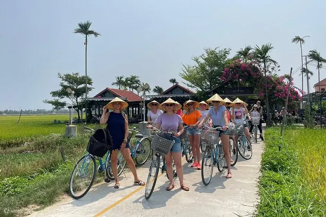 骑自行车短途前往 Tra Que 村，感受微风吹过，欣赏这座美丽城市的景色，这里有清澈的海水和古朴的房屋