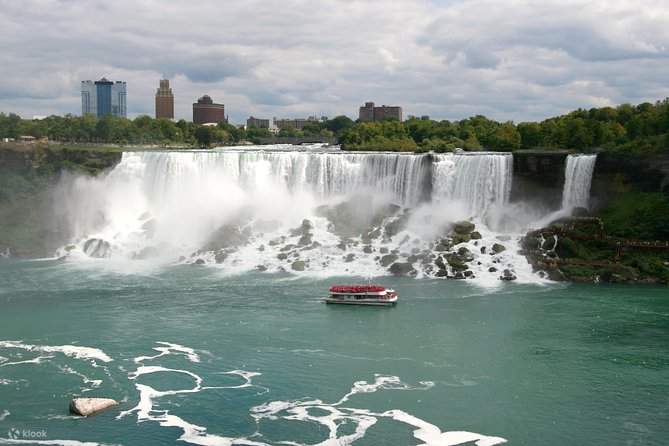 Feel the thrill of the Niagara cruise as you glide and immerse with the breathtaking views all around!