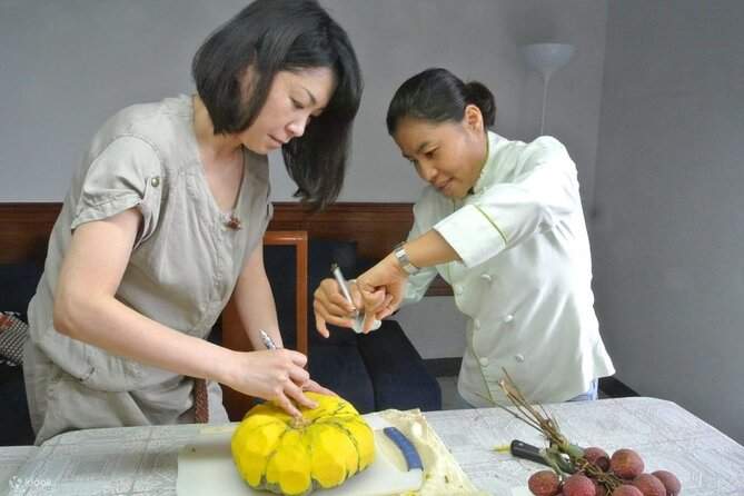 Kom-Kom 11pc Garnishing Set & Step-by-Step Fruit Carving Book » Temple of  Thai