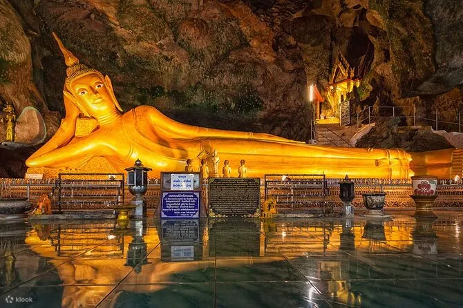 欣赏 Suwankuha 寺美丽的建筑和佛教古迹。