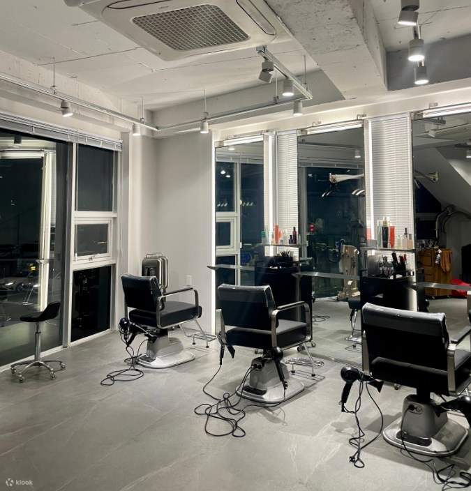 La nostra consulenza individuale sui capelli considera la forma unica della testa, del viso e il tono della pelle di ogni persona, analizzandone le caratteristiche e combinandole per proporre le migliori soluzioni per i capelli.