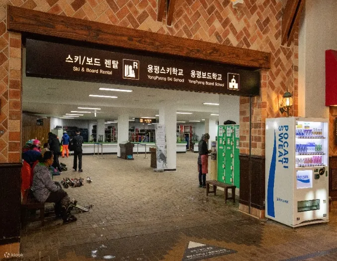私人课程：由我们的一位持证教练组成的个人团队。课程不同于一般课程。根据您的技能水平进行一对一的课程。