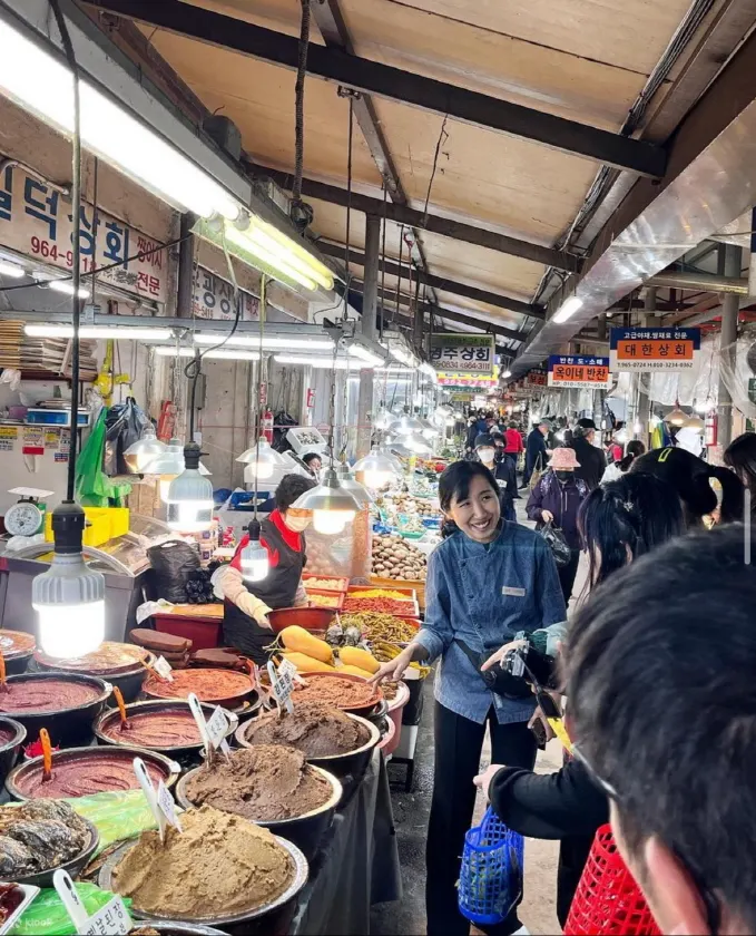 韩国首尔 ome 烹饪实验室举办的韩国烹饪课程和市集之旅