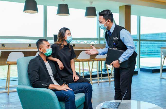 kakitangan memegang tanda klook