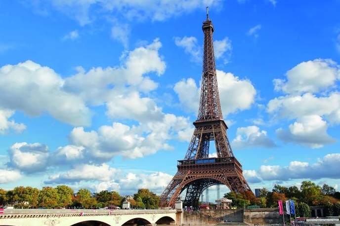 Pemandangan Eiffel Tower dari pelayaran
