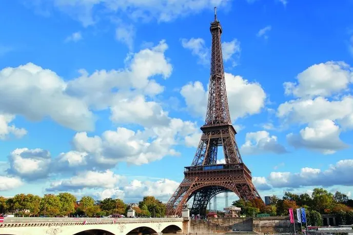 从游船欣赏艾菲尔铁塔