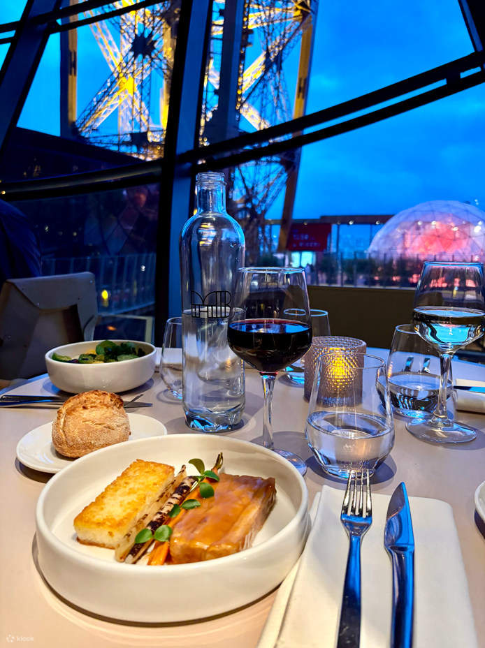 Makan malam di Madame Brasserie Eiffel Tower dengan Akses Prioritas
