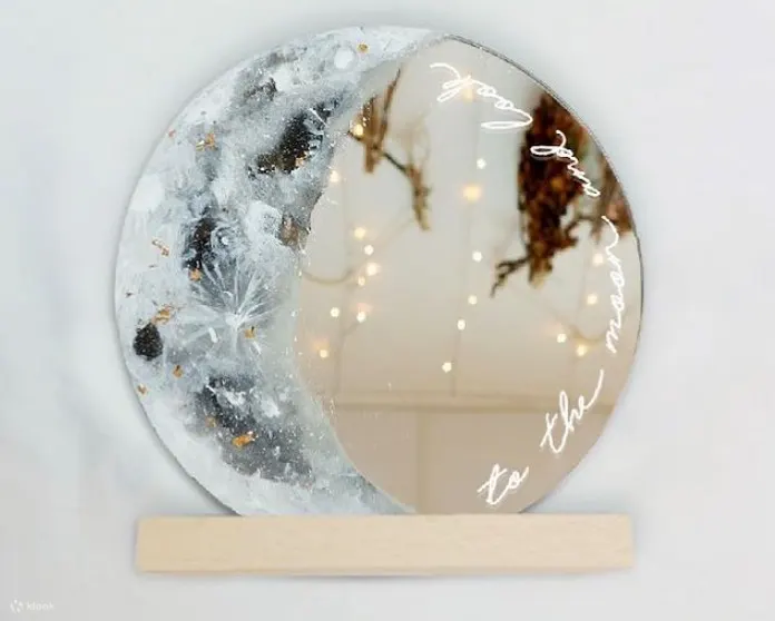 HeyJune Studio - 金箔油画月亮镜工作坊 | 抽像金箔油画工作坊 | 永生花盒西洋书法工作坊