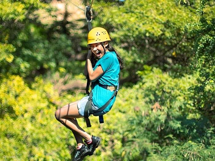 Rires, adrénaline et vues imprenables : votre aventure en tyrolienne commence ici avec des guides qui assurent vos arrières.