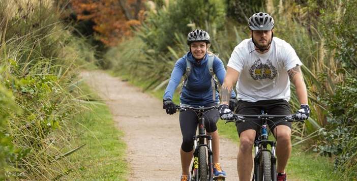 gente en bicicleta en taupo