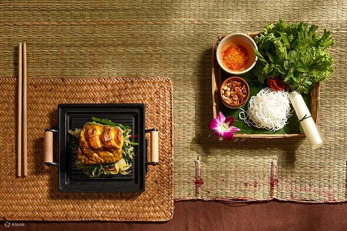 Una mesa con una bandeja de comida y palillos, lista para una deliciosa comida.