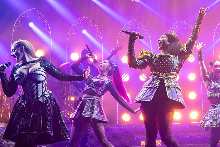 Los artistas están actuando en el escenario.