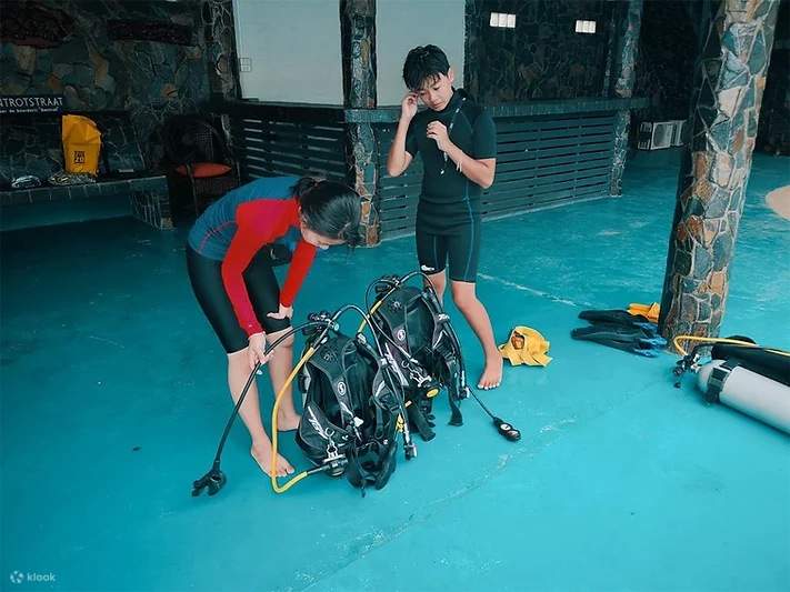 Equípate con conocimientos y equipo esenciales durante el entrenamiento de buceo en Chumphon, asegurándote de estar bien preparado para la emoción de la exploración submarina.