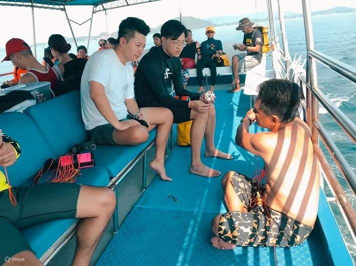 Embárcate en un viaje submarino con Discover Scuba Diving en Chumphon: una emocionante introducción al fascinante mundo bajo las olas.