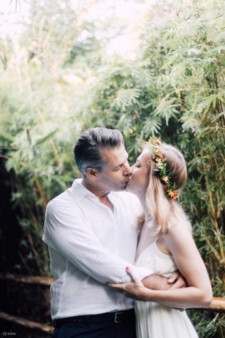 結婚式の衣装を着て、結婚式の写真を再現して記念日を追体験