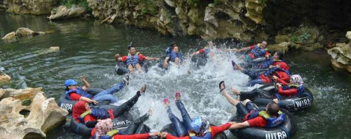 ¡Viva una fusión de rafting y espeleología mientras disfruta de hermosos paisajes a lo largo de la ruta!