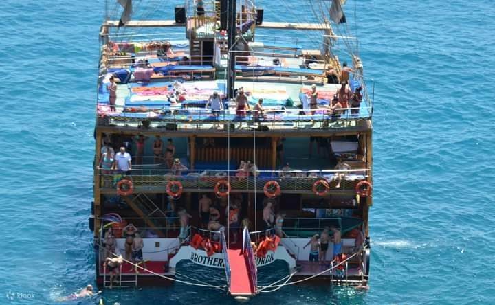 含午餐和软饮的全包双体船游艇之旅